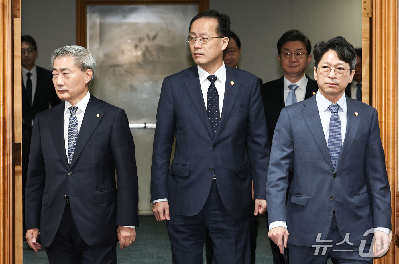 (서울=뉴스1) 이종수 기자 = 이형일 부총리 겸 재정경제부 장관 등 참석자들이 2일 오전 서울 중구 은행회관에서 열린 시장상황점검회의에 들어서고 있다.사진 왼쪽부터 신현송 한국은 …