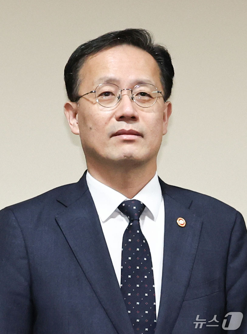 (서울=뉴스1) 이종수 기자 = 이형일 부총리 겸 재정경제부 장관이 2일 오전 서울 중구 은행회관에서 열린 시장상황점검회의에 참석하고 있다. 2026.10.2/뉴스1