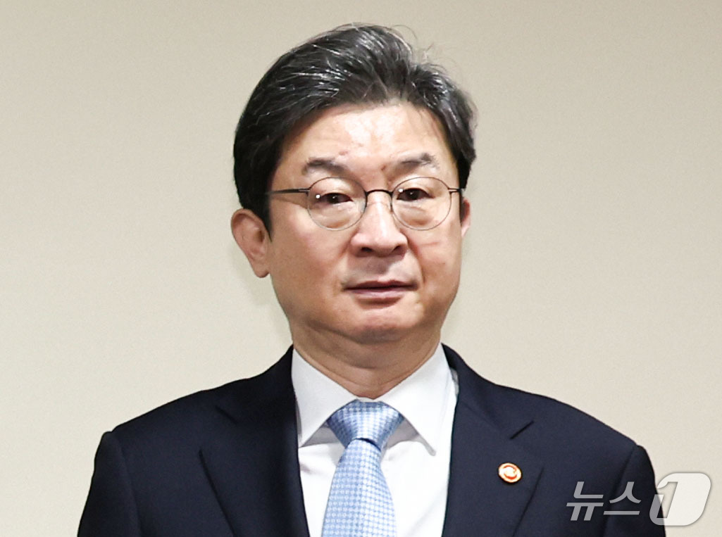 (서울=뉴스1) 이종수 기자 = 이억원 금융위원장이 2일 오전 서울 중구 은행회관에서 열린 시장상황점검회의에 참석하고 있다. 2026.10.2/뉴스1