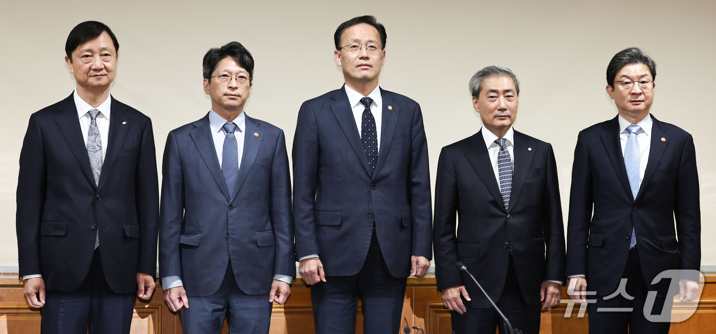 (서울=뉴스1) 이종수 기자 = 이형일 부총리 겸 재정경제부 장관, 신현송 한국은행 총재 등 경제 수장들이 2일 오전 서울 중구 은행회관에서 열린 시장상황점검회의에 앞서 기념 촬영 …