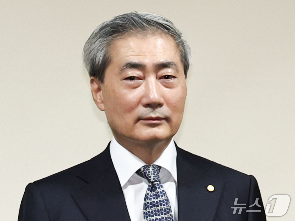 (서울=뉴스1) 이종수 기자 = 신현송 한국은행 총재가 2일 오전 서울 중구 은행회관에서 열린 시장상황점검회의에 참석하고 있다. 2026.10.2/뉴스1