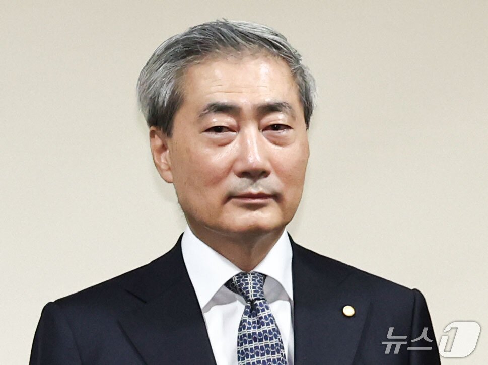 본문 이미지 - 신현송 한국은행 총재가 2일 오전 서울 중구 은행회관에서 열린 시장상황점검회의에 참석하고 있다. 2026.10.2 ⓒ 뉴스1 이종수 기자
