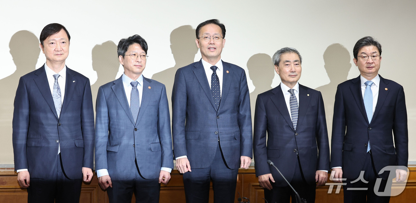 (서울=뉴스1) 이종수 기자 = 이형일 부총리 겸 재정경제부 장관, 신현송 한국은행 총재 등 경제 수장들이 2일 오전 서울 중구 은행회관에서 열린 시장상황점검회의에 앞서 기념 촬영 …