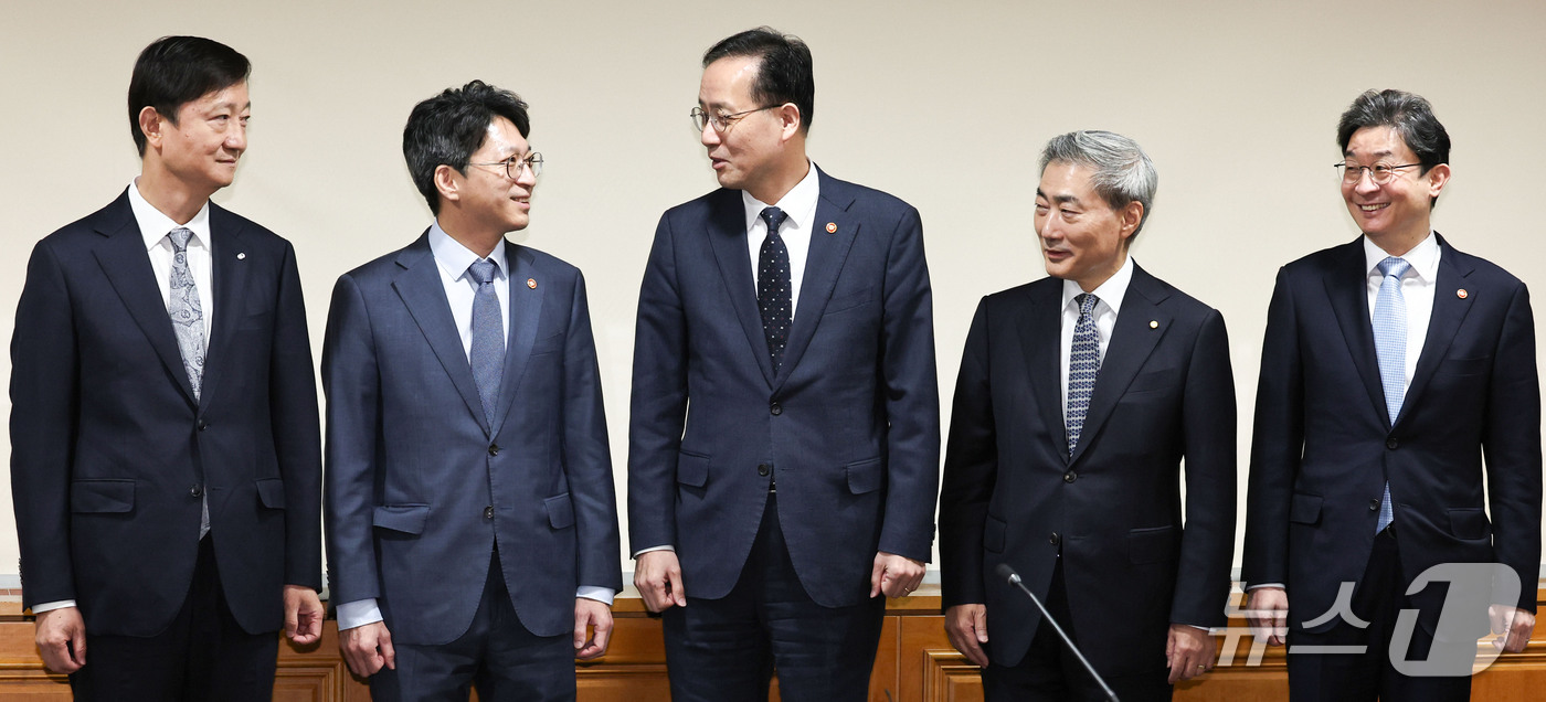 (서울=뉴스1) 이종수 기자 = 이형일 부총리 겸 재정경제부 장관, 신현송 한국은행 총재 등 경제 수장들이 2일 오전 서울 중구 은행회관에서 열린 시장상황점검회의에 앞서 기념 촬영 …