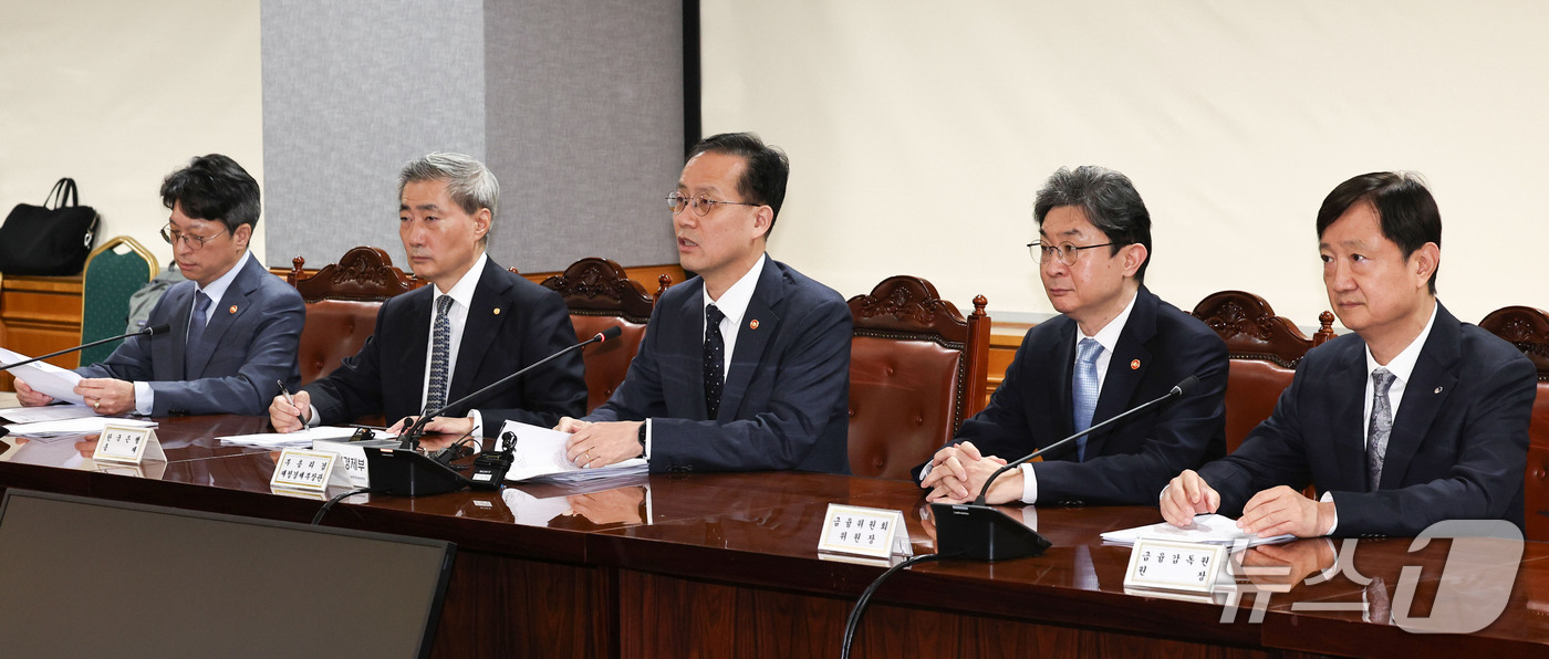 (서울=뉴스1) 이종수 기자 = 이형일 부총리 겸 재정경제부 장관이 2일 오전 서울 중구 은행회관에서 열린 시장상황점검회의에서 모두발언을 하고 있다.왼쪽부터 홍지선 국토교통부장관, …