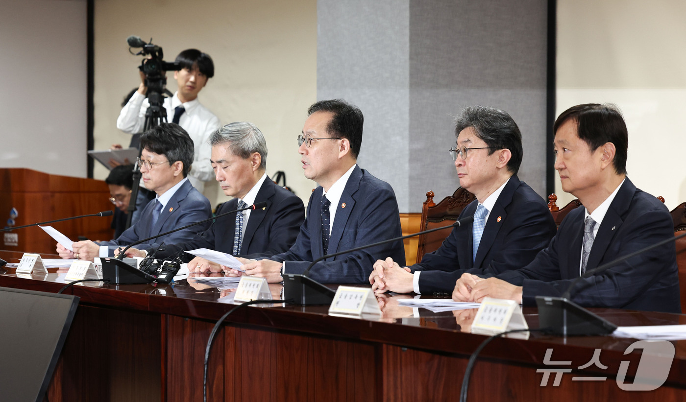 (서울=뉴스1) 이종수 기자 = 이형일 부총리 겸 재정경제부 장관이 2일 오전 서울 중구 은행회관에서 열린 시장상황점검회의에서 모두발언을 하고 있다.왼쪽부터 홍지선 국토교통부장관, …