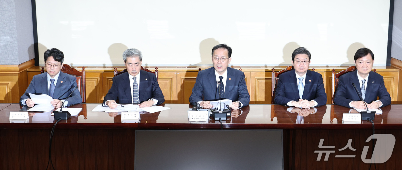 (서울=뉴스1) 이종수 기자 = 이형일 부총리 겸 재정경제부 장관이 2일 오전 서울 중구 은행회관에서 열린 시장상황점검회의에서 모두발언을 하고 있다.왼쪽부터 홍지선 국토교통부장관, …
