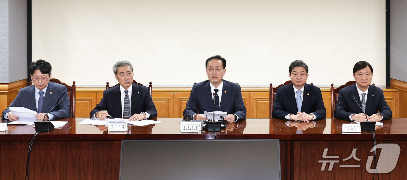 (서울=뉴스1) 이종수 기자 = 이형일 부총리 겸 재정경제부 장관이 2일 오전 서울 중구 은행회관에서 열린 시장상황점검회의에서 모두발언을 하고 있다.왼쪽부터 홍지선 국토교통부장관, …