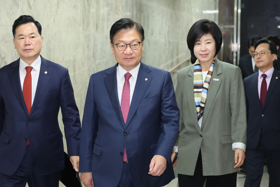 회의 참석하는 정점식 원내대표
