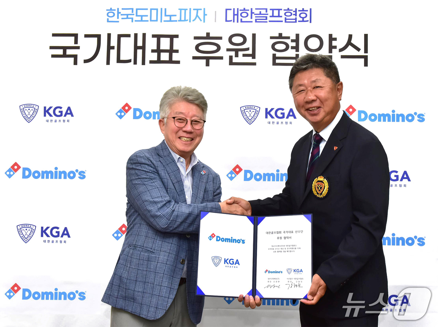 (서울=뉴스1) = 한국도미노피자는 대한골프협회에 국가대표 후원금 1억 원을 전달했다고 2일 밝혔다.이번 후원 협약 및 후원금 전달을 통해 2027년 연말까지 남녀 골프 국가대표 …