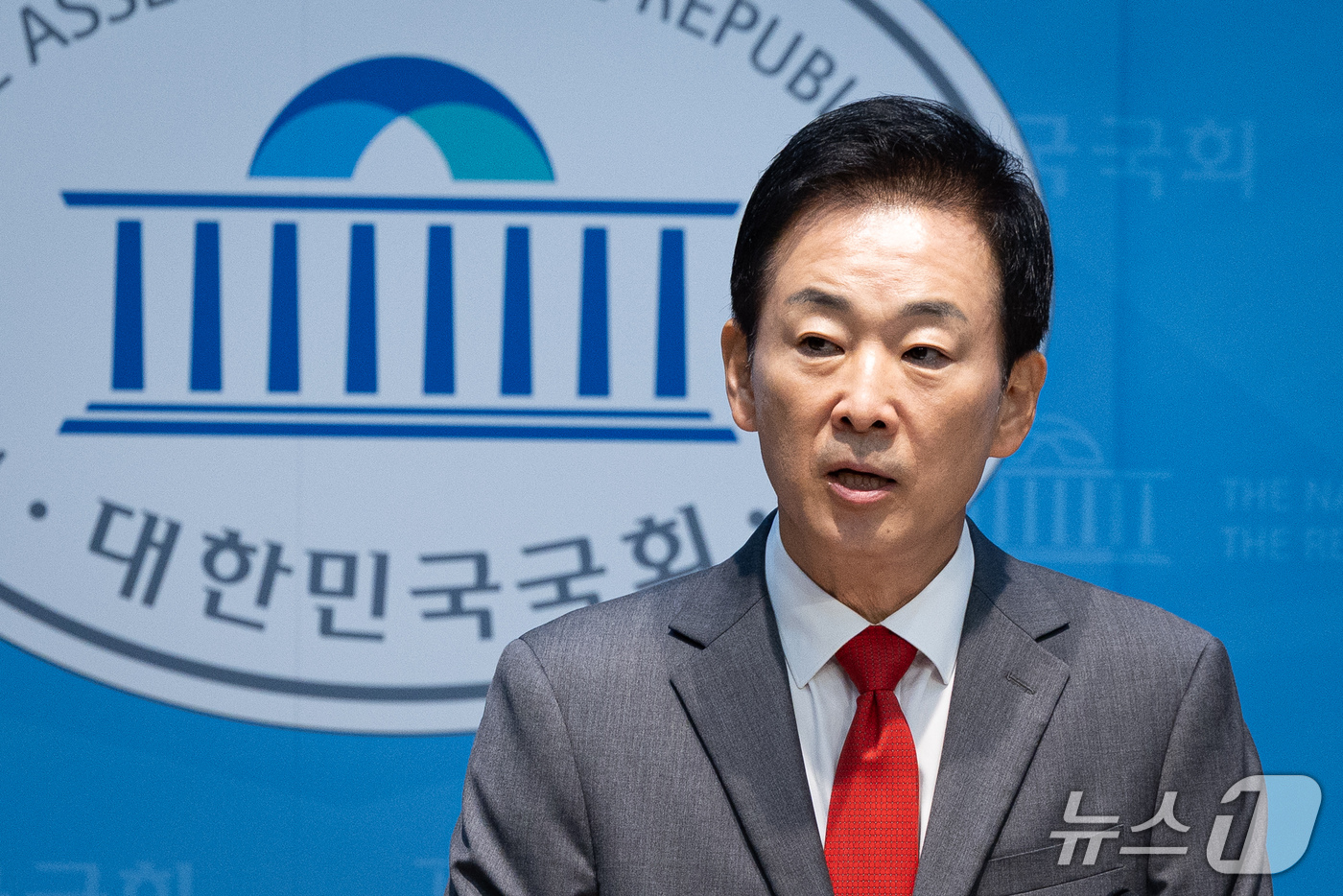 (서울=뉴스1) 유승관 기자 = 유영하 국민의힘 의원이 2일 서울 여의도 국회 소통관에서 영화 '암살자(들)' 관련 기자회견을 하고 있다. 2026.10.2/뉴스1