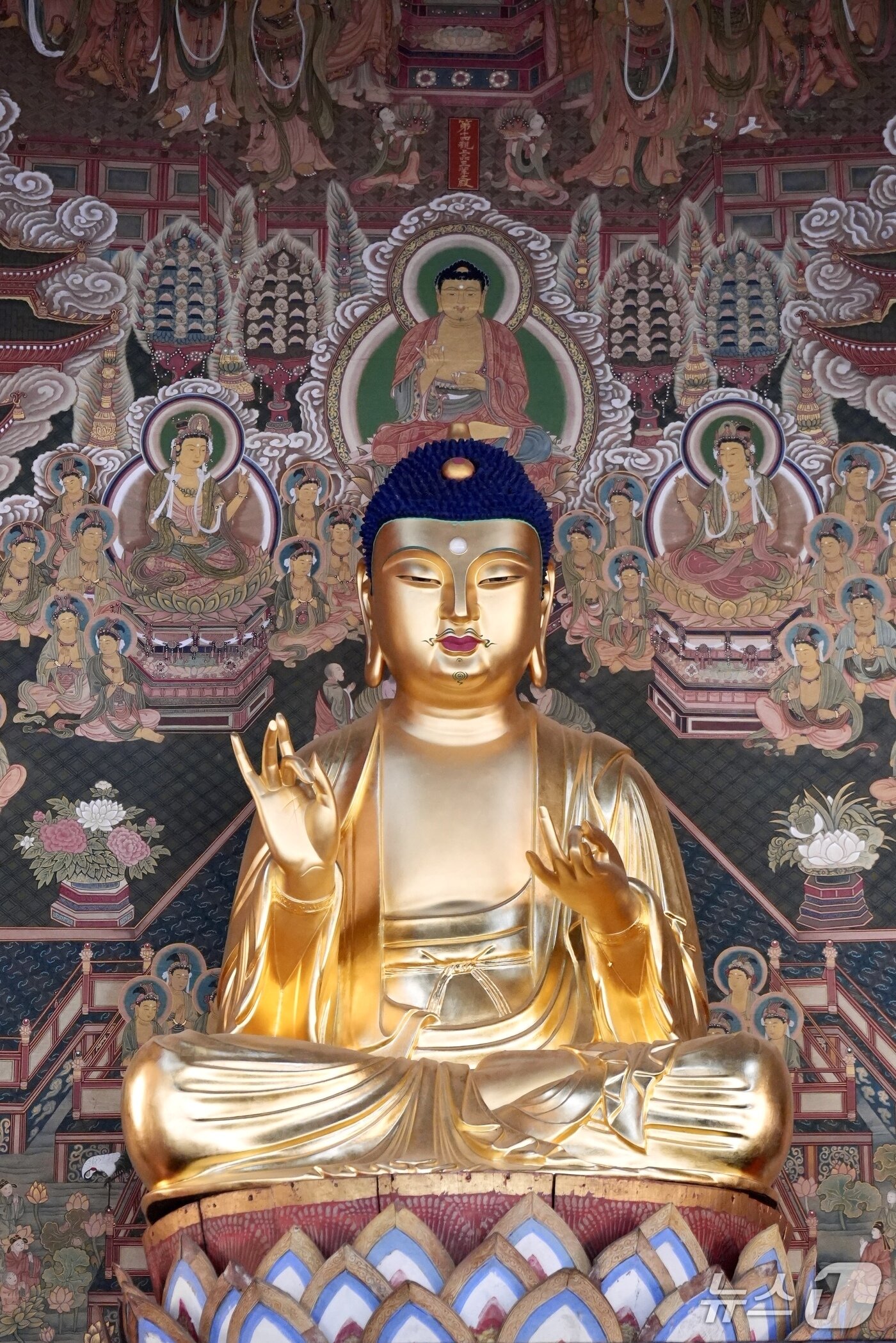 본문 이미지 - 충남 서산시 운산면 개심사 대웅보전에 봉안된 보물 '서산 개심사 목조아미타여래좌상' 모습(서산시 제공. 재판매 및 DB 금지)