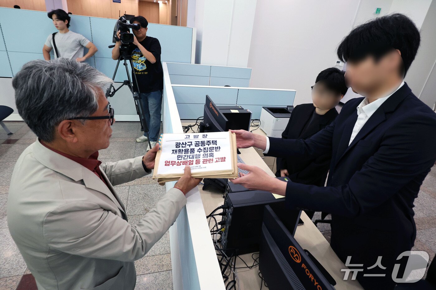 본문 이미지 - 광주지방중대범죄수사청이 출범한 2일 오전, 광주 북구 중흥동 소재의 광주지방중대범죄수사청에서 조영문 민원인이 제1호 민원을 접수하고 있다 2026.10.2 ⓒ 뉴스1 조수민 기자