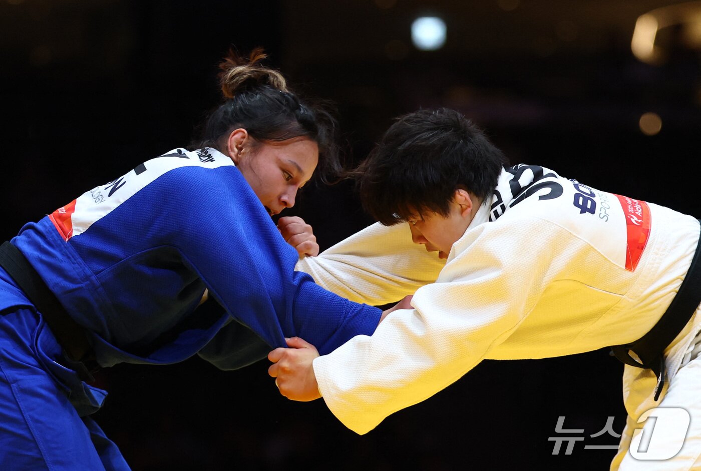 본문 이미지 - 마에다 린이 2026년 10월 1일 일본 나고야의 아이치 국제 아레나에서 열린 2026 아이치·나고야 아시안게임 유도 여자 70㎏급 결승전에서 카자흐스탄의 아잘 아스카트를 상대로 경기를 펼치고 있다. 2026.10.01. ⓒ 로이터=뉴스1