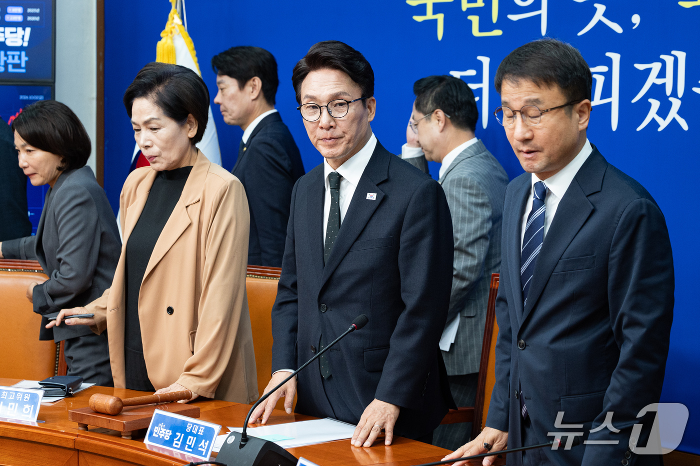 (서울=뉴스1) 유승관 기자 = 김민석 더불어민주당 대표를 비롯한 지도부가 2일 서울 여의도 국회에서 열린 최고위원회의에 참석하고 있다. 2026.10.2/뉴스1