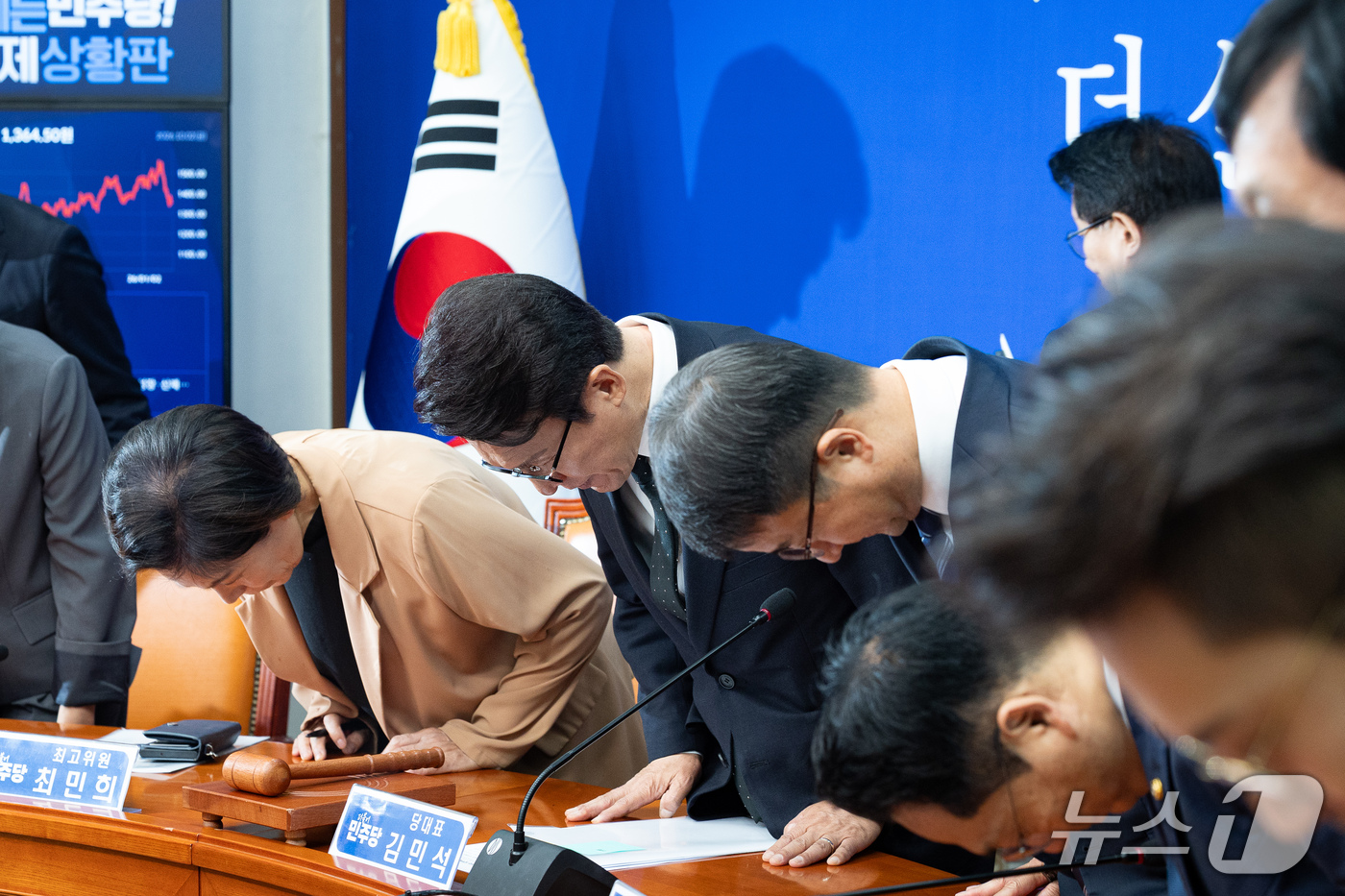 (서울=뉴스1) 유승관 기자 = 김민석 더불어민주당 대표를 비롯한 지도부가 2일 서울 여의도 국회에서 열린 최고위원회의에 앞서 인사하고 있다. 2026.10.2/뉴스1