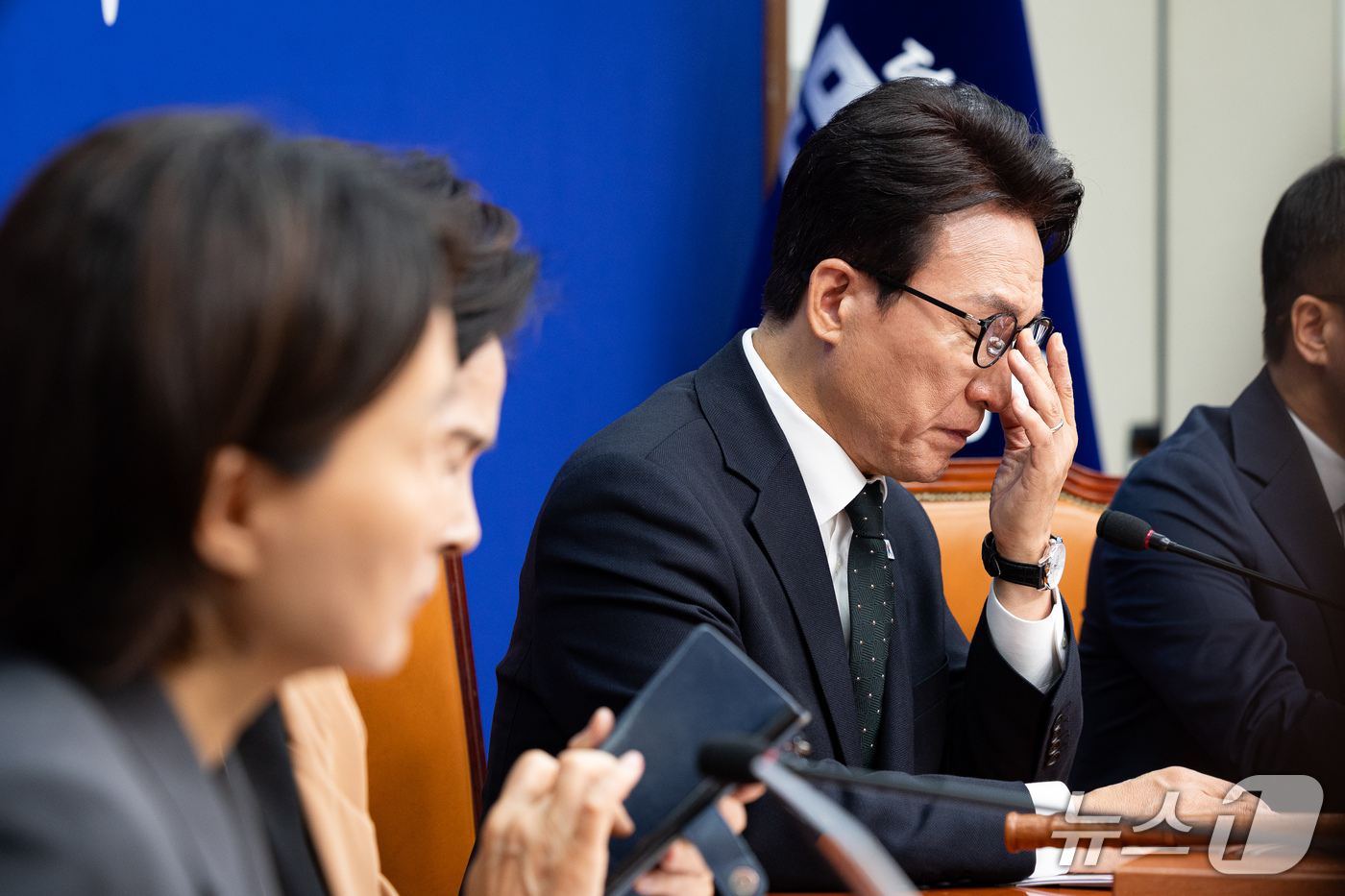(서울=뉴스1) 유승관 기자 = 김민석 더불어민주당 대표가 2일 서울 여의도 국회에서 열린 최고위원회의에서 안경을 고쳐 쓰고 있다. 2026.10.2/뉴스1