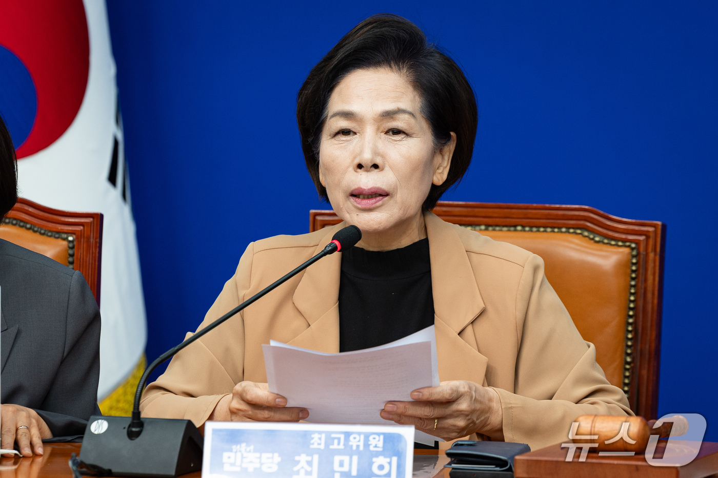 (서울=뉴스1) 유승관 기자 = 최민희 더불어민주당 최고위원이 2일 서울 여의도 국회에서 열린 최고위원회의에서 발언하고 있다. 2026.10.2/뉴스1