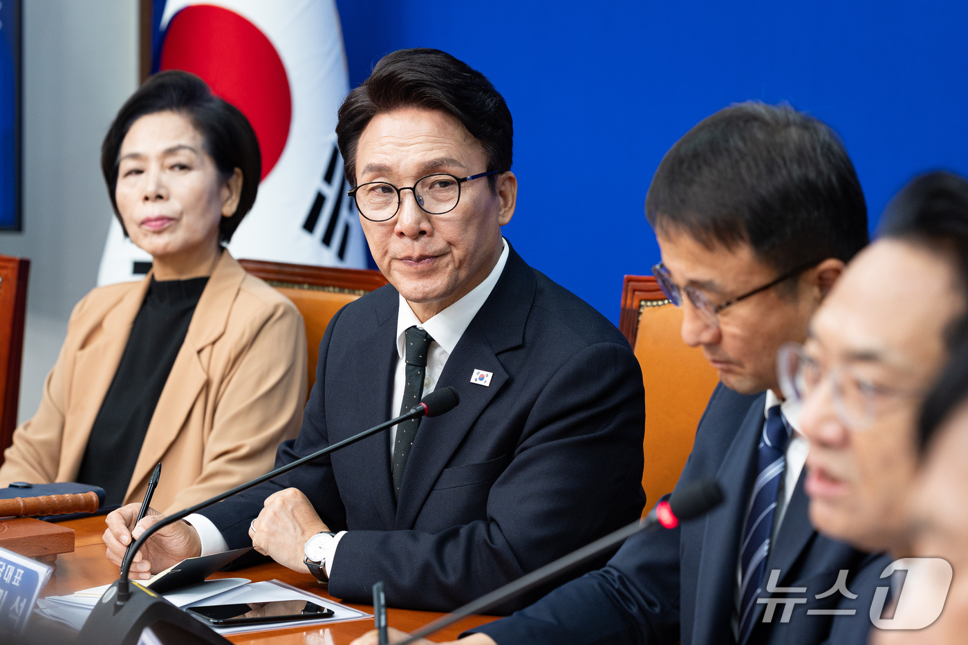 (서울=뉴스1) 유승관 기자 = 김민석 더불어민주당 대표가 2일 서울 여의도 국회에서 열린 최고위원회의에서 박선원 최고위원의 발언을 지켜보고 있다. 2026.10.2/뉴스1