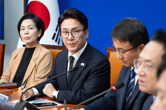 최고위원 발언 지켜보는 김민석 대표