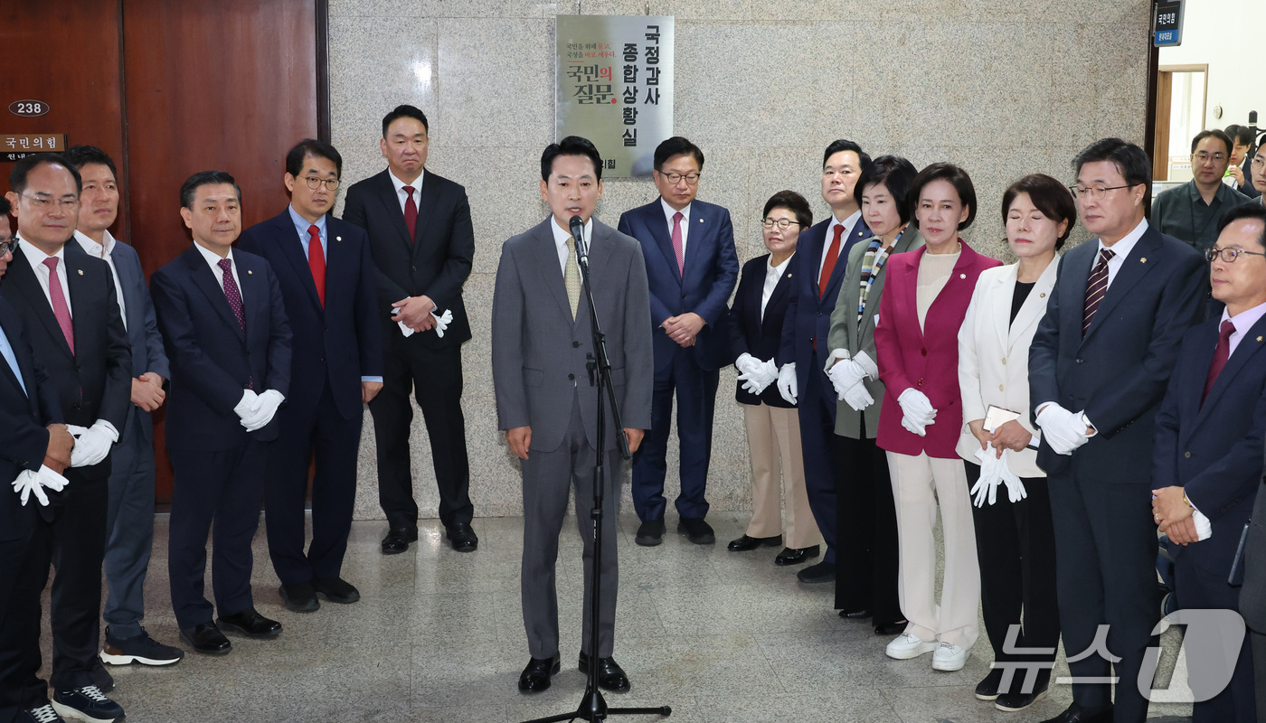 (서울=뉴스1) 신웅수 기자 = 장동혁 국민의힘 대표와 정점식 원내대표가 2일 서울 여의도 국회에서 열린 국정감사 종합상황실 현판 제막식에서 발언하고 있다. 2026.10.2/뉴스 …