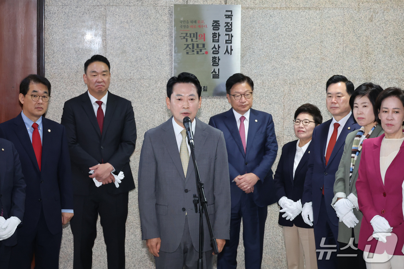 (서울=뉴스1) 신웅수 기자 = 장동혁 국민의힘 대표와 정점식 원내대표가 2일 서울 여의도 국회에서 열린 국정감사 종합상황실 현판 제막식에서 발언하고 있다. 2026.10.2/뉴스 …