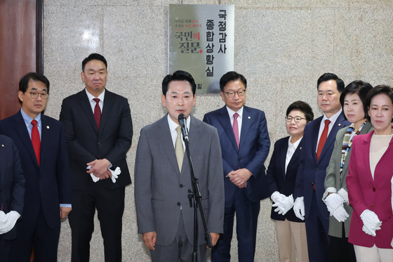 장동혁 "李대통령, 국정 포기하고 '좌아'하게 핸드폰만 봐"