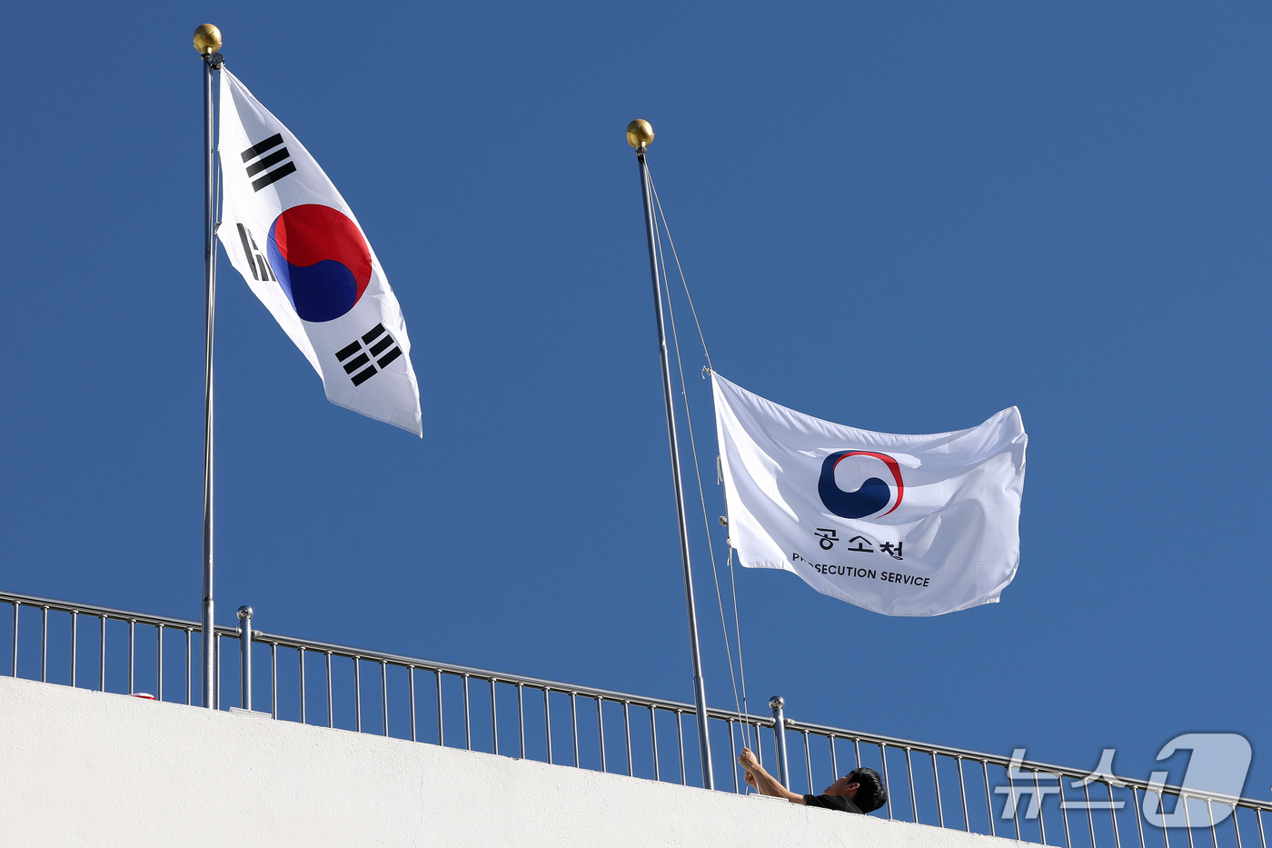(대구=뉴스1) 공정식 기자 = 공소청 출범 첫날인 2일 오전 대구 수성구 범어동 대구공소청 옥상에 공수청 깃발이 게양되고 있다. 2026.10.2/뉴스1