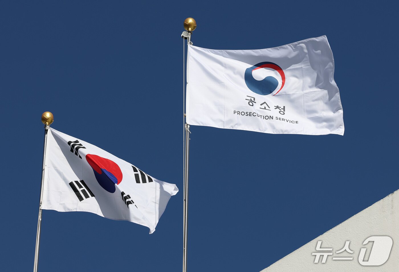 본문 이미지 - 공소청 출범 첫날인 2일 오전 대구 수성구 범어동 대구공소청 옥상에 게양된 공소청 깃발이 바람에 휘날리고 있다. 2026.10.2 ⓒ 뉴스1 공정식 기자