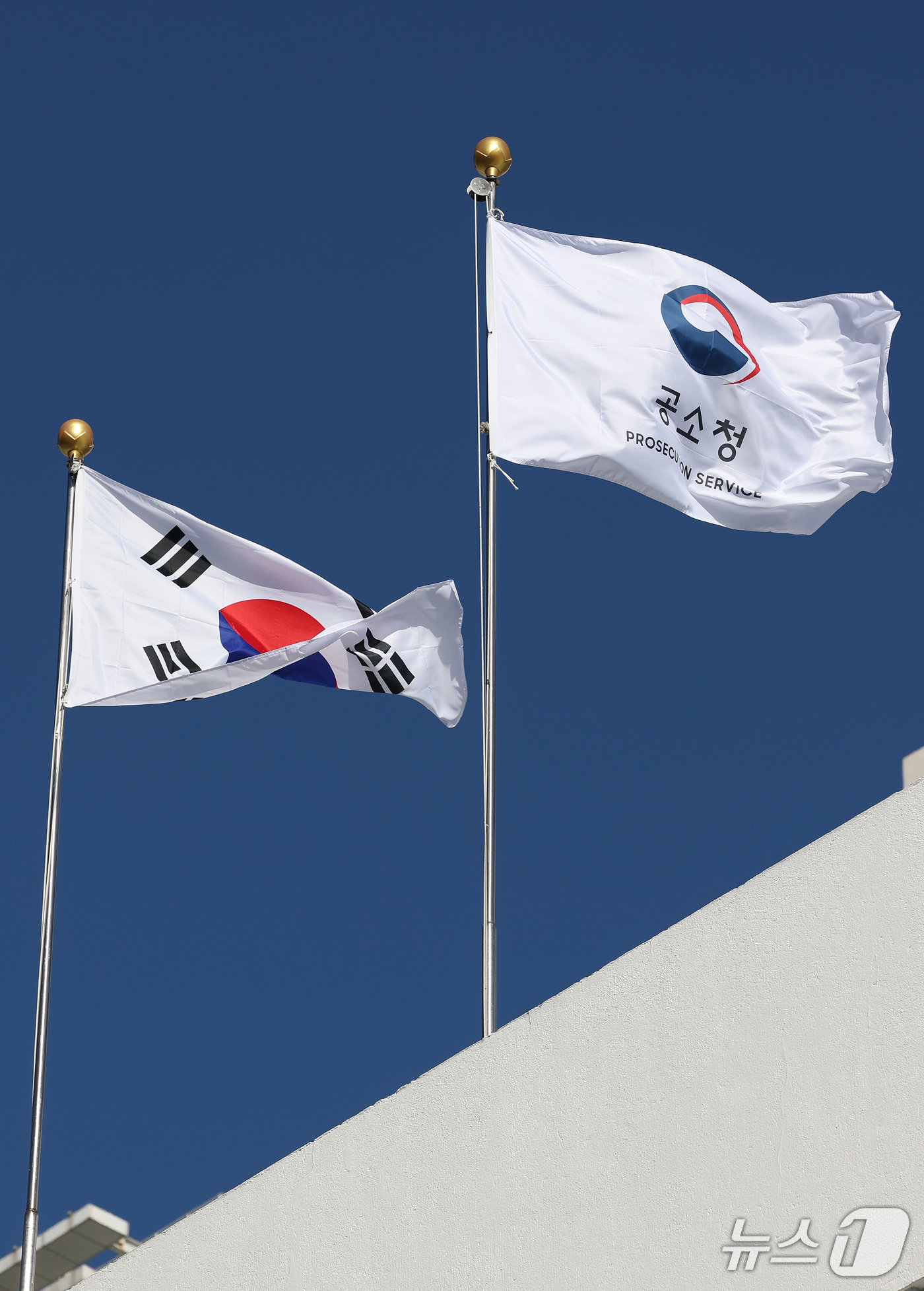 (대구=뉴스1) 공정식 기자 = 공소청 출범 첫날인 2일 오전 대구 수성구 범어동 대구공소청 옥상에 게양된 공소청 깃발이 바람에 휘날리고 있다. 2026.10.2/뉴스1