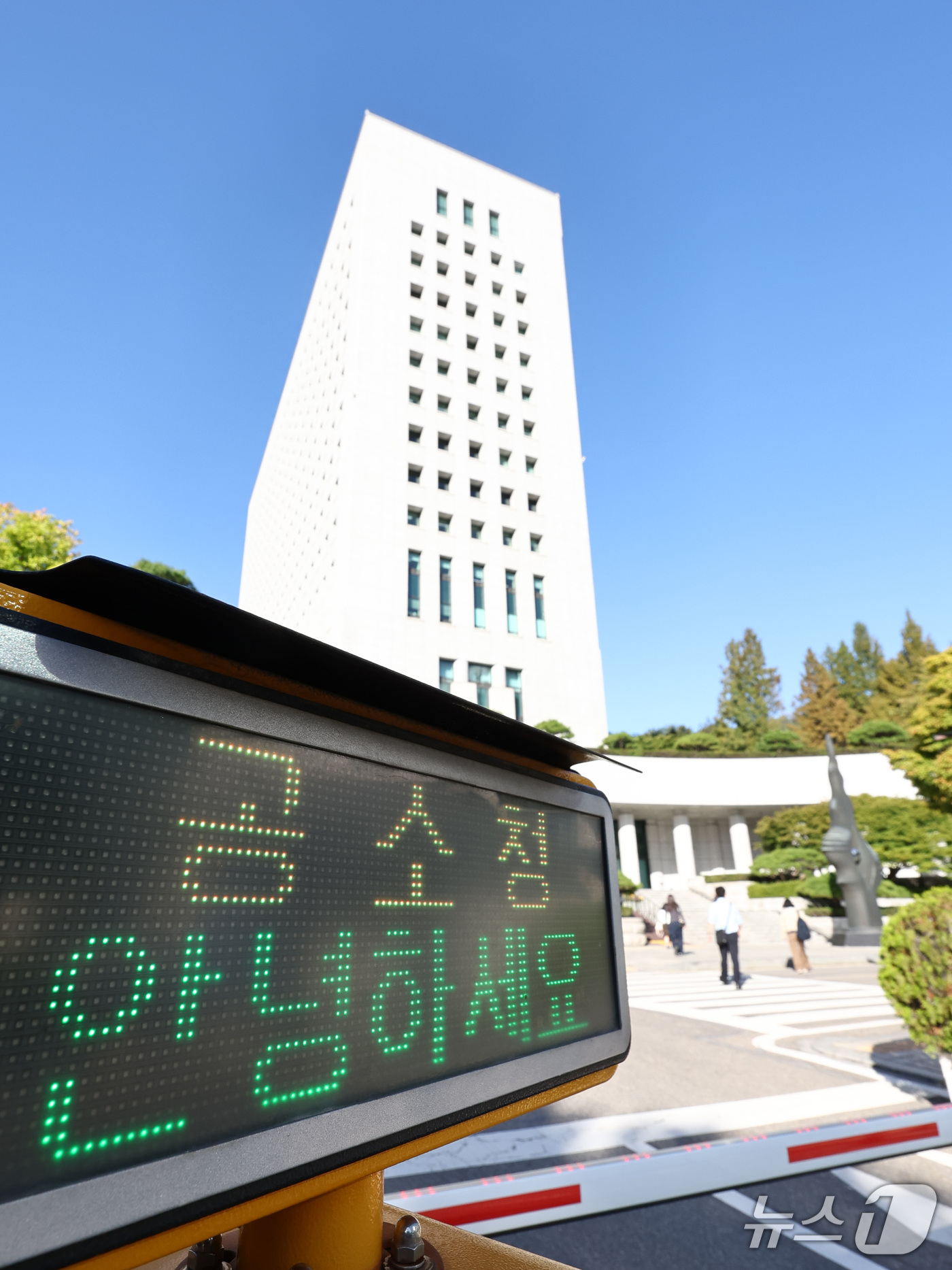 (서울=뉴스1) 최지환 기자 = 공소청·중대범죄수사청이 출범한 2일 서울 서초구 공소청에서 직원들이 출근하고 있다. 2026.10.2/뉴스1