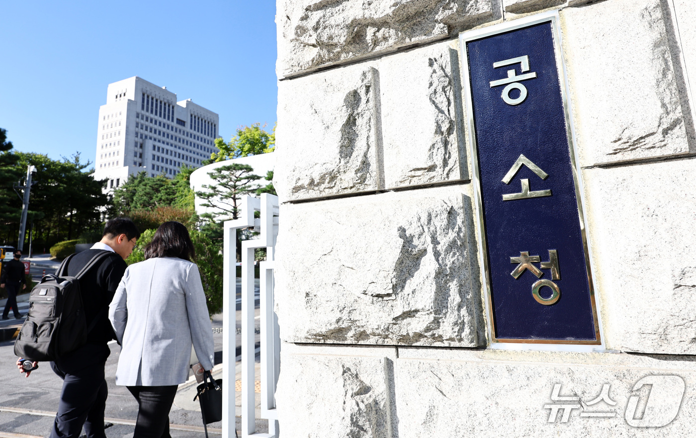 (서울=뉴스1) 최지환 기자 = 공소청·중대범죄수사청이 출범한 2일 서울 서초구 공소청에서 직원들이 출근하고 있다. 2026.10.2/뉴스1