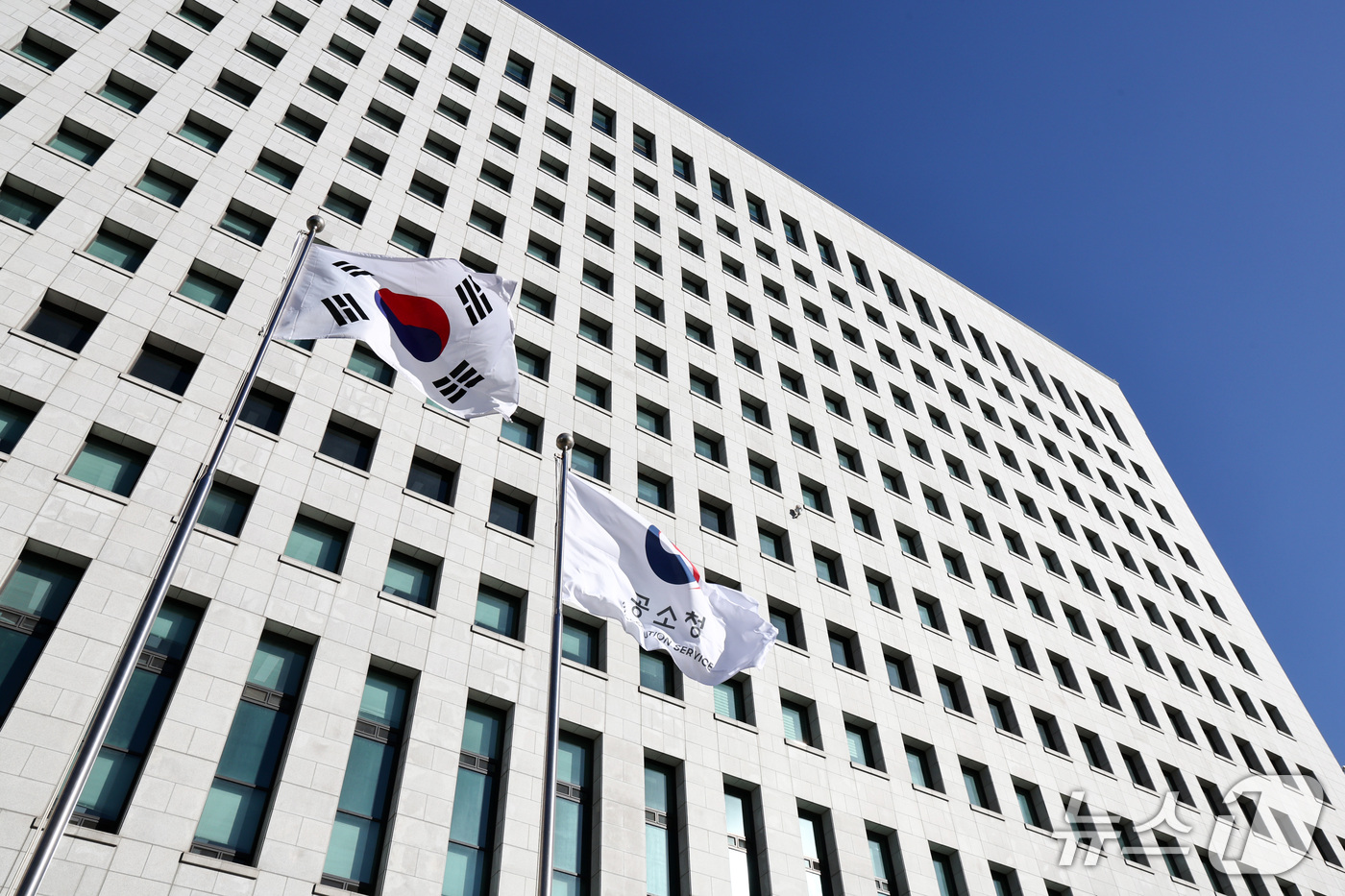 (서울=뉴스1) 최지환 기자 = 공소청·중대범죄수사청이 출범한 2일 서울 서초구 공소청에서 공소청 깃발이 휘날리고 있다. 2026.10.2/뉴스1