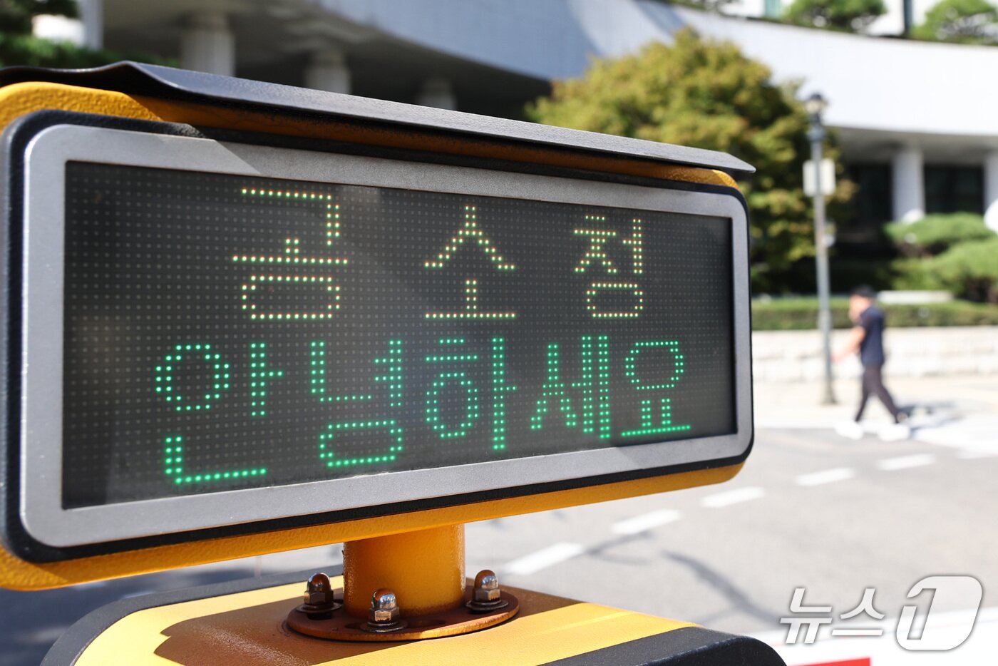 본문 이미지 - 공소청·중대범죄수사청이 출범한 2일 서울 서초구 공소청에서 직원들이 출근하고 있다. 2026.10.2 ⓒ 뉴스1 최지환 기자