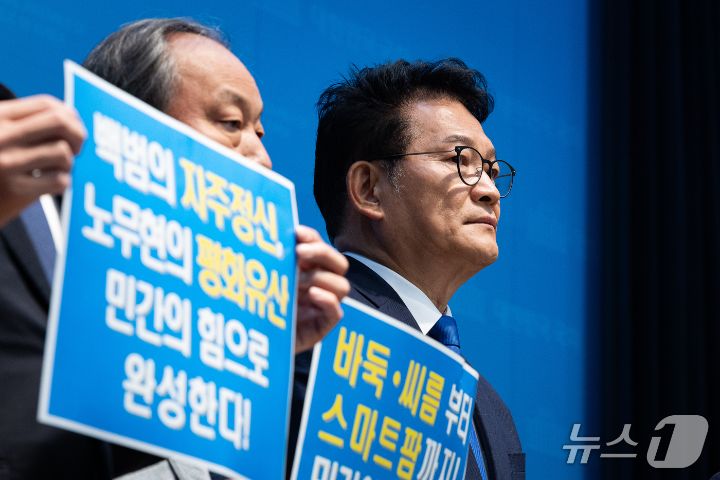 (서울=뉴스1) 유승관 기자 = 대통령 평화외교특별보좌관에 임명된 송영길 더불어민주당 의원이 2일 서울 여의도 국회 소통관에서 10.4 남북평화공동선언 20주년 맞이 민간교류위원회 …