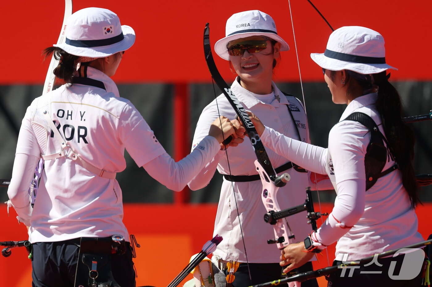 본문 이미지 - 대한민국 이윤지, 오예진, 강채영이 2일 일본 오카자키 중앙종합공원 다목적광장에서 열린 2026 아이치·나고야 아시안게임 양궁 리커브 여자 단체전 결승 대한민국과 인도의 경기에서 파이팅을 외치고 있다. 2026.10.2 ⓒ 뉴스1 김민지 기자