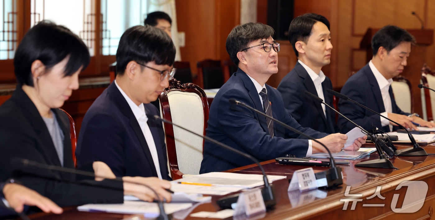 (서울=뉴스1) 이종덕 기자 = 임기근 국무조정실장이 2일 서울 종로구 정부서울청사에서 불법사금융 근절 범정부 TF 회의를 주재하고 있다.  2026.10.2/뉴스1