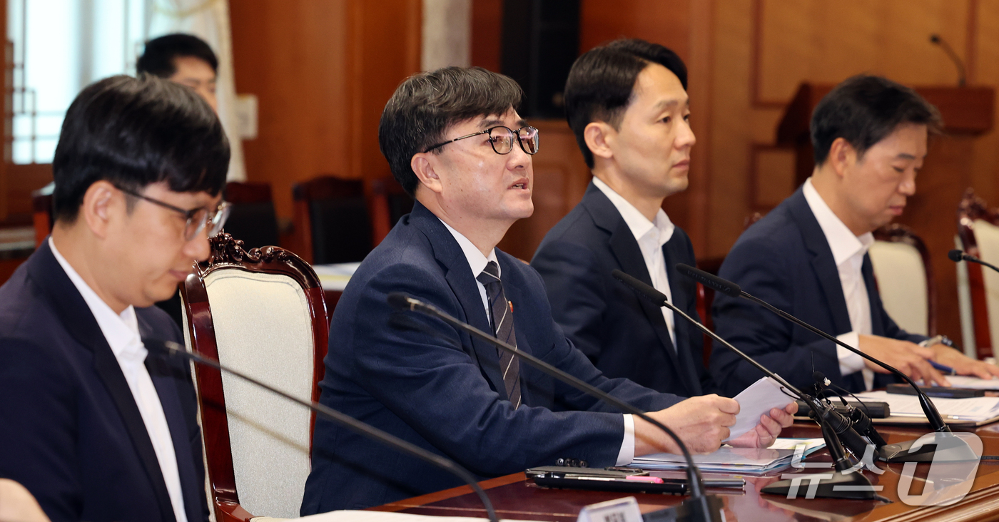 (서울=뉴스1) 이종덕 기자 = 임기근 국무조정실장이 2일 서울 종로구 정부서울청사에서 불법사금융 근절 범정부 TF 회의를 주재하고 있다.  2026.10.2/뉴스1