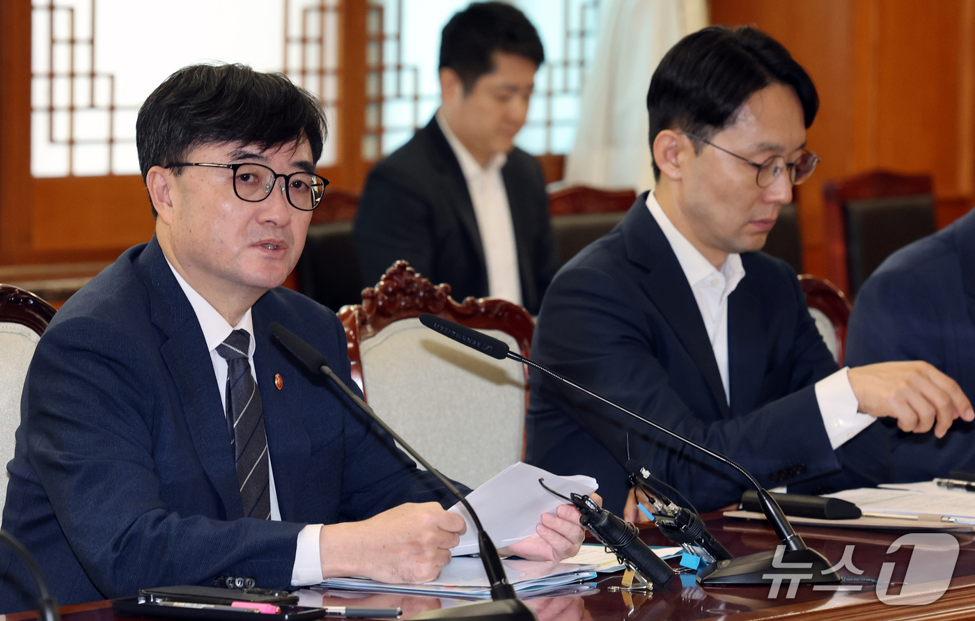 (서울=뉴스1) 이종덕 기자 = 임기근 국무조정실장이 2일 서울 종로구 정부서울청사에서 불법사금융 근절 범정부 TF 회의를 주재하고 있다.  2026.10.2/뉴스1