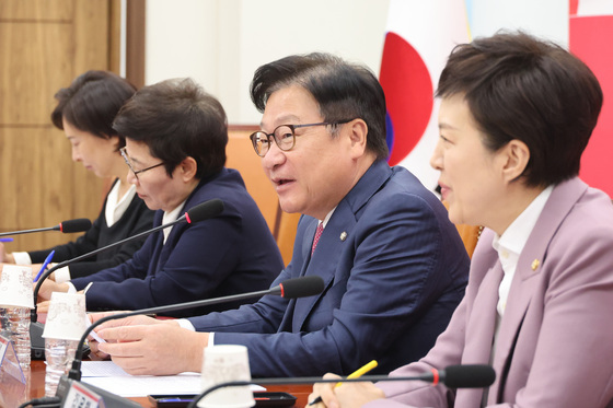 정책 세미나 인사말하는 정점식 원내대표