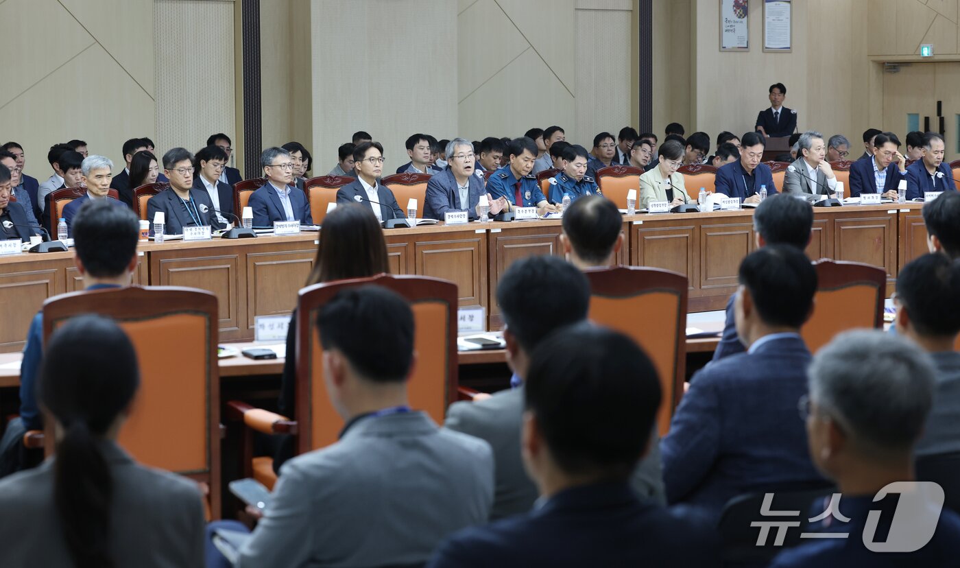 본문 이미지 - 홍석기 국가수사본부장이 2일 경기 수원시 장안구 경기남부경찰청에서 열린 '개정 형소법 시행 대비 경찰서장, 수사부서장 회의'에서 모두발언을 하고 있다. 2026.10.2 ⓒ 뉴스1 김영운 기자