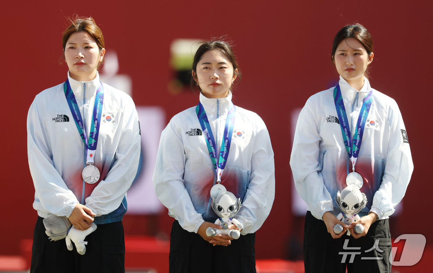 (오카자키=뉴스1) 김민지 기자 = 대한민국 강채영, 이윤지, 오예진이 2일 일본 오카자키 중앙종합공원 다목적광장에서 열린 2026 아이치·나고야 아시안게임 양궁 리커브 여자 단체 …