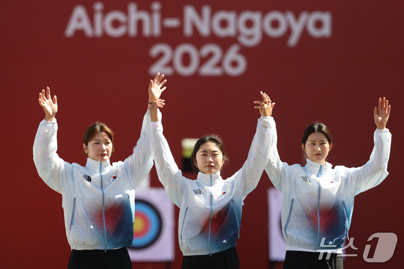 (오카자키=뉴스1) 김민지 기자 = 대한민국 강채영, 이윤지, 오예진이 2일 일본 오카자키 중앙종합공원 다목적광장에서 열린 2026 아이치·나고야 아시안게임 양궁 리커브 여자 단체 …