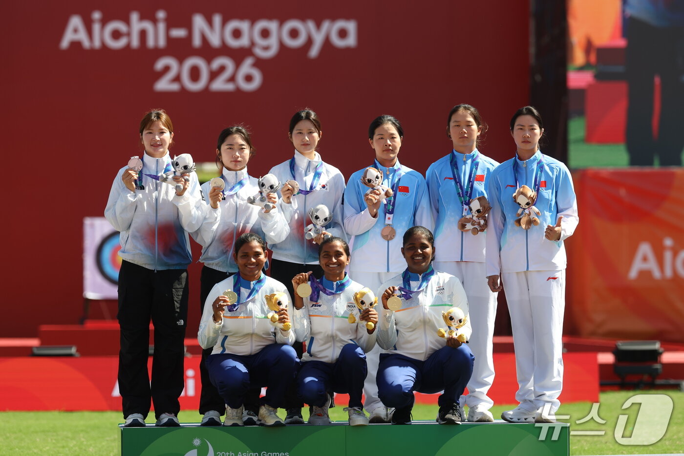 본문 이미지 - 대한민국 강채영, 이윤지, 오예진이 2일 일본 오카자키 중앙종합공원 다목적광장에서 열린 2026 아이치·나고야 아시안게임 양궁 리커브 여자 단체전 시상식에서 은메달을 들고 선수들과 기념촬영을 하고 있다. 2026.10.2 ⓒ 뉴스1 김민지 기자