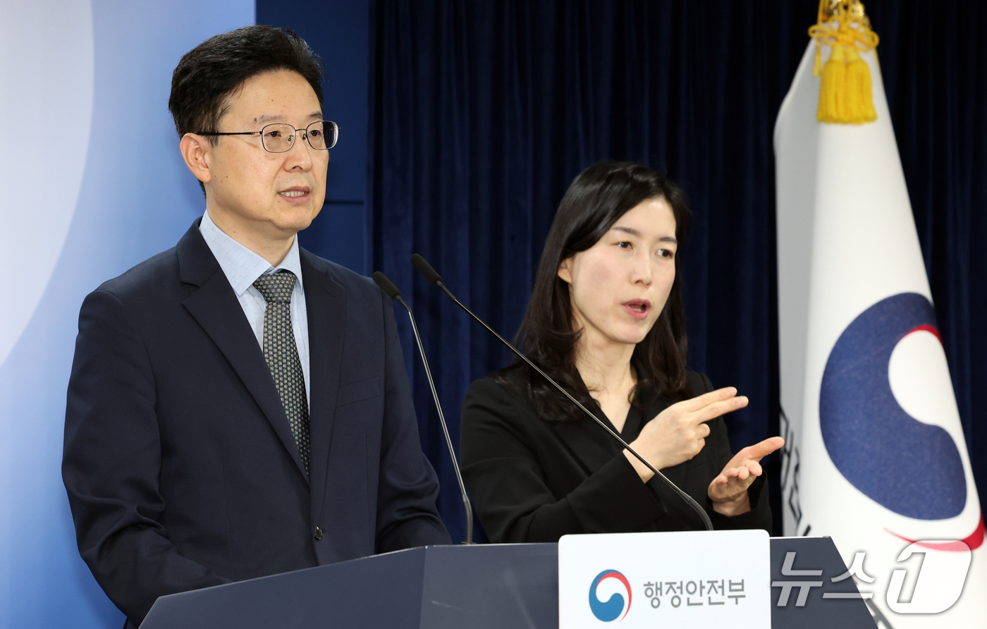 (서울=뉴스1) 이종덕 기자 = 황규철 행정안전부 인공지능정부실장이 2일 서울 종로구 정부서울청사에서 국가정보자원관리원 화재 1년 계기 관련 브리핑을 하고 있다.  행정안전부는 국 …