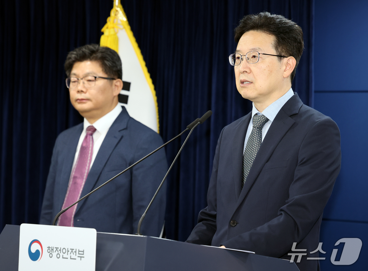 (서울=뉴스1) 이종덕 기자 = 황규철 행정안전부 인공지능정부실장이 2일 서울 종로구 정부서울청사에서 국가정보자원관리원 화재 1년 계기 관련 브리핑을 하고 있다.  행정안전부는 국 …