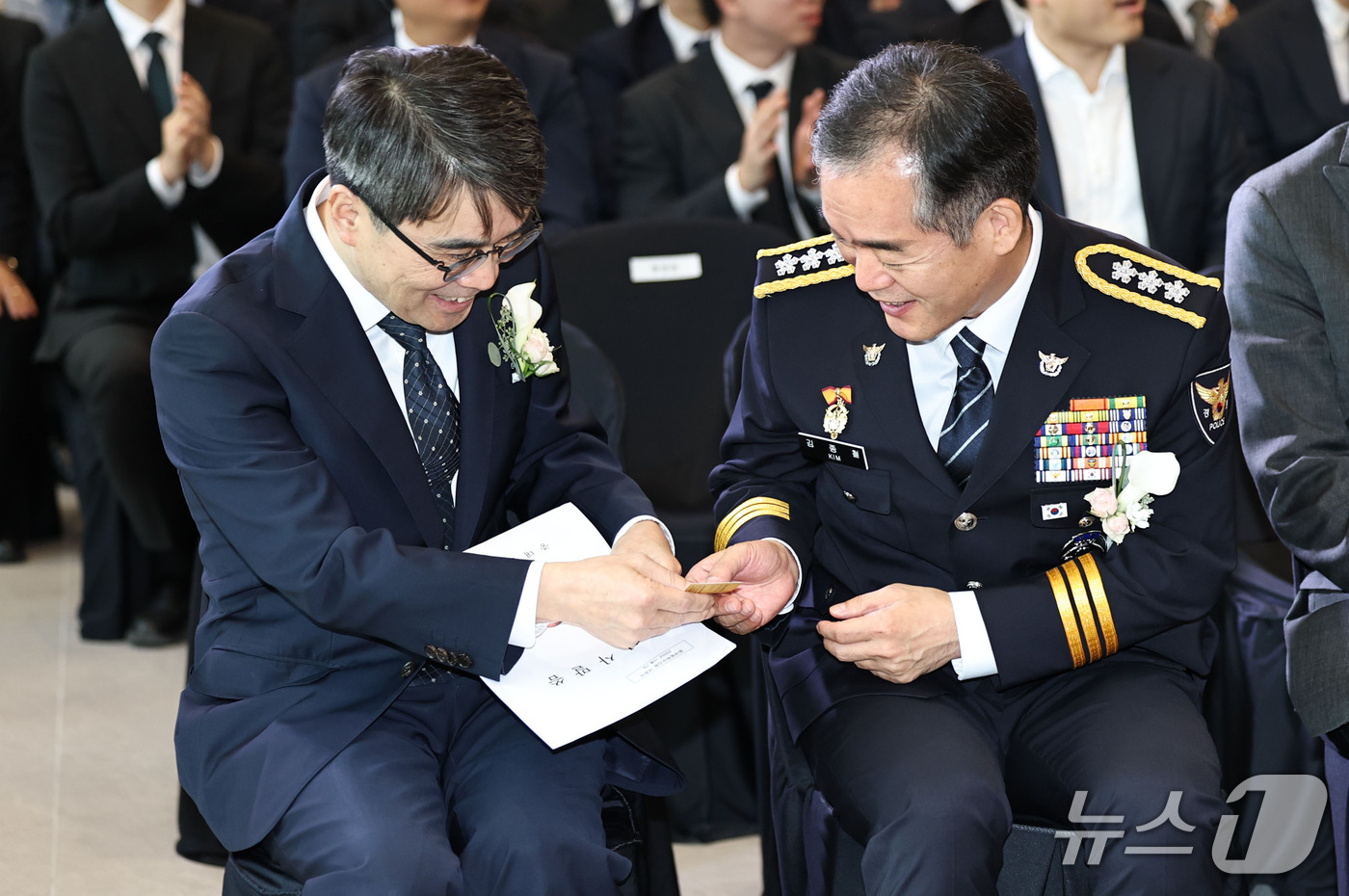 (서울=뉴스1) 이호윤 기자 = 전종민 중대범죄수사청 차장(왼쪽)과 김종철 경찰청장 직무대행이 2일 서울 중구 중대범죄수사청에서 열린 개청식에서 인사를 나누고 있다. (공동취재) …