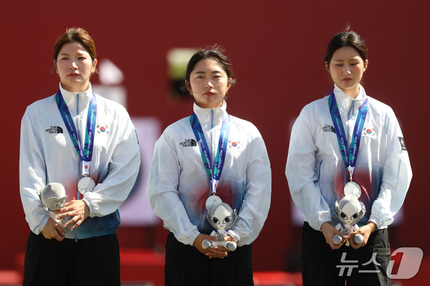 (오카자키=뉴스1) 김민지 기자 = 대한민국 강채영, 이윤지, 오예진이 2일 일본 오카자키 중앙종합공원 다목적광장에서 열린 2026 아이치·나고야 아시안게임 양궁 리커브 여자 단체 …