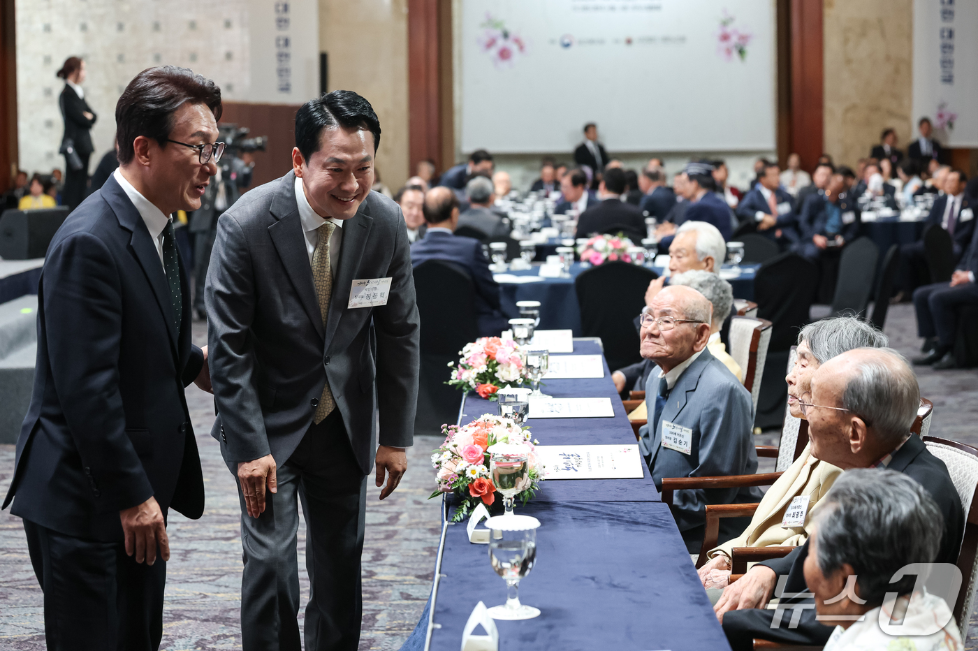 (서울=뉴스1) 이재명 기자 = 김민석 더불어민주당 대표와 장동혁 국민의힘 대표가 2일 서울 한 호텔에서 열린 제30회 노인의 날 기념식에서 참석 어르신들에게 인사를 하고 있다. …