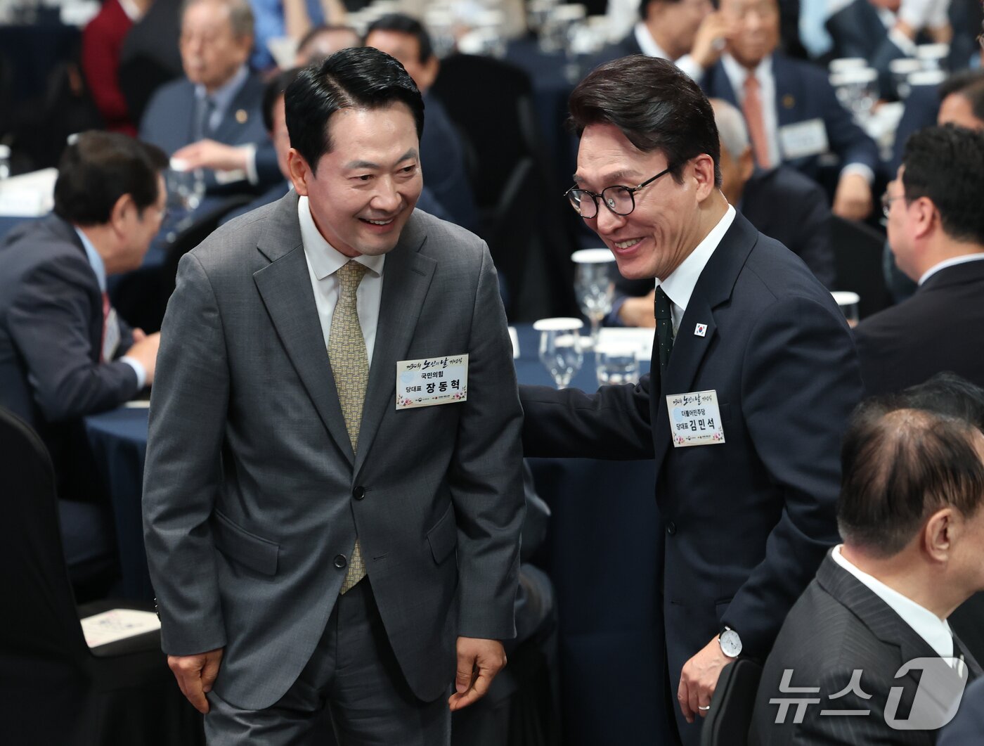 본문 이미지 - 김민석 더불어민주당 대표와 장동혁 국민의힘 대표가 2일 서울 한 호텔에서 열린 제30회 노인의 날 기념식에 참석하고 있다. (청와대통신사진기자단) 2026.10.2 ⓒ 뉴스1 이재명 기자